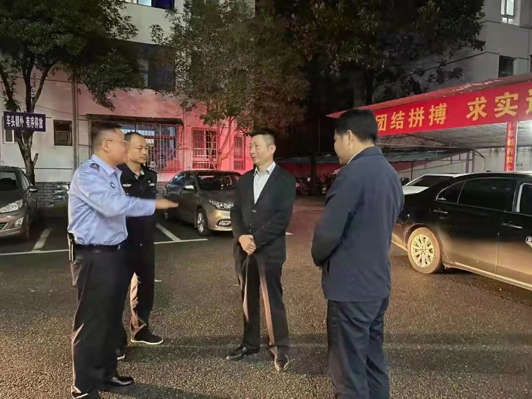 株洲市委副书记、市委政法委书记胡长春暗访基层派出所督导检查工作